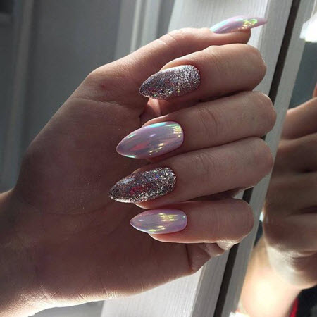 Manucure pailletée sur ongles ovales