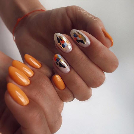 Photo de nouveaux modèles d'ongles sur des ongles ovales