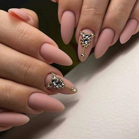 Manucure chic avec des pierres