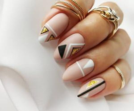 Manucure géométrique sur ongles ovales