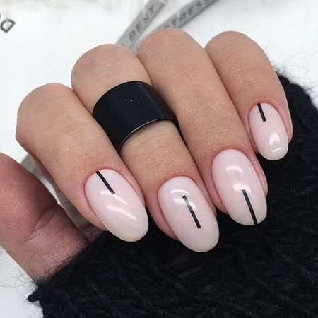 Photo de nouveaux modèles d'ongles sur des ongles ovales