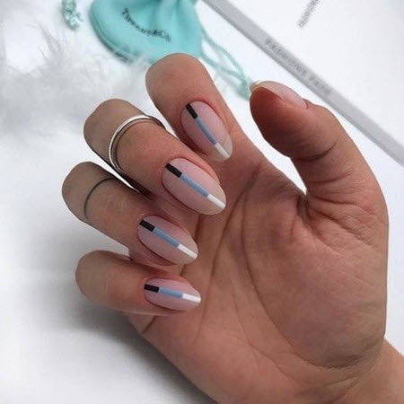 Photo de nouveaux modèles d'ongles sur des ongles ovales