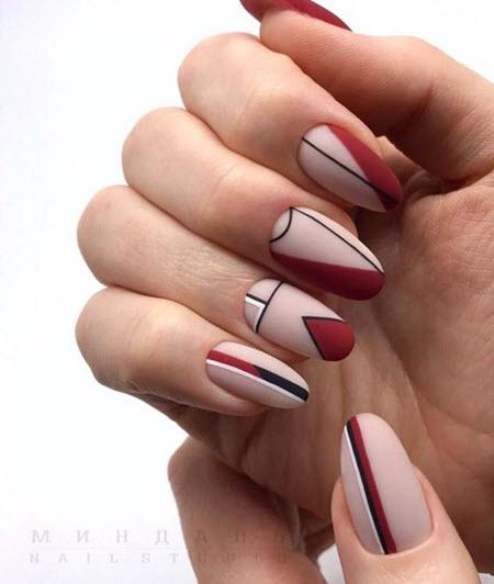 Manucure géométrique sur ongles ovales