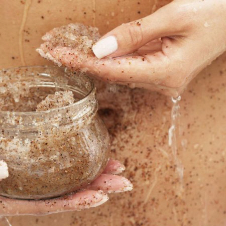 Gommage corps maison : 5 recettes pour une peau saine et jeune