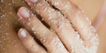 Gommage corps maison : 5 recettes pour une peau saine et jeune