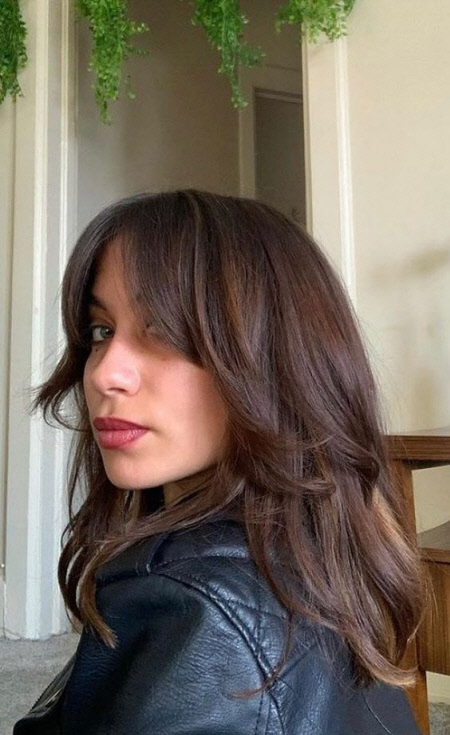 Nuances de cheveux foncés à la mode: tendances actuelles pour les brunes
