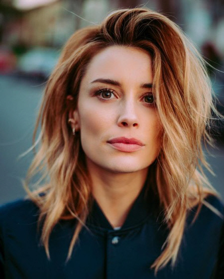 Coupes de cheveux multicouches élégantes pour cheveux moyens