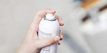 Spray fixateur de cheveux