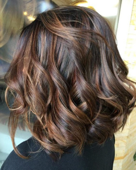 Coupes de cheveux multicouches élégantes pour cheveux moyens